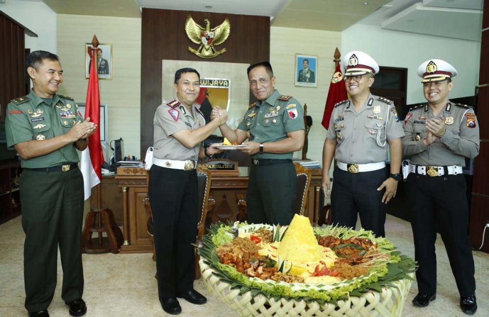 Polda Jatim memberikan tumpeng ke Markas Kodam V Brawijaya dalam rangka memperingati HUT ke-74 TNI, Jumat (4/10/2019)