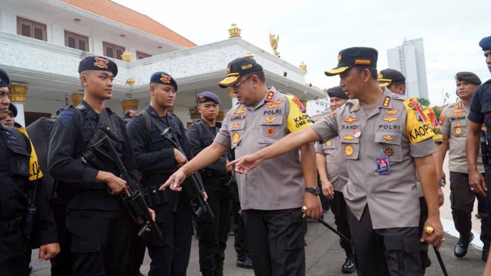 Kapolda Jatim, Irjen Pol Luki Hermawan dan Kapolrestabes Surabaya, Kombes Pol Sandi Nugroho mengecek personel keamanan di Gedung Negara Grahadi, Surabaya, Jumat (14/6/2019)