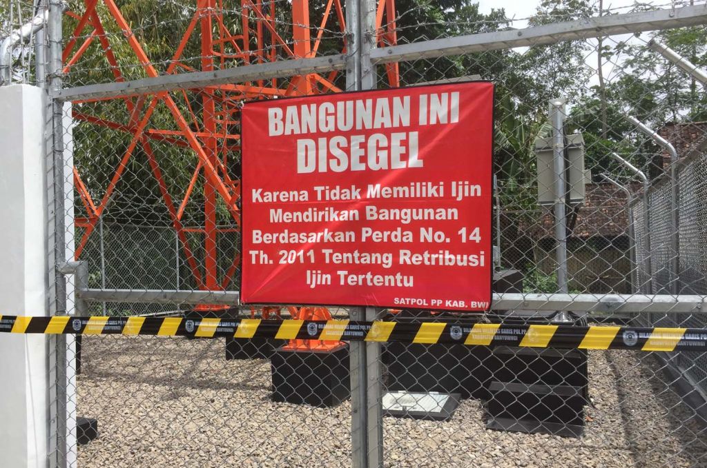 Tower yang berdiri di Dusun Gembolo, Banyuwangi disegel Satpol PP