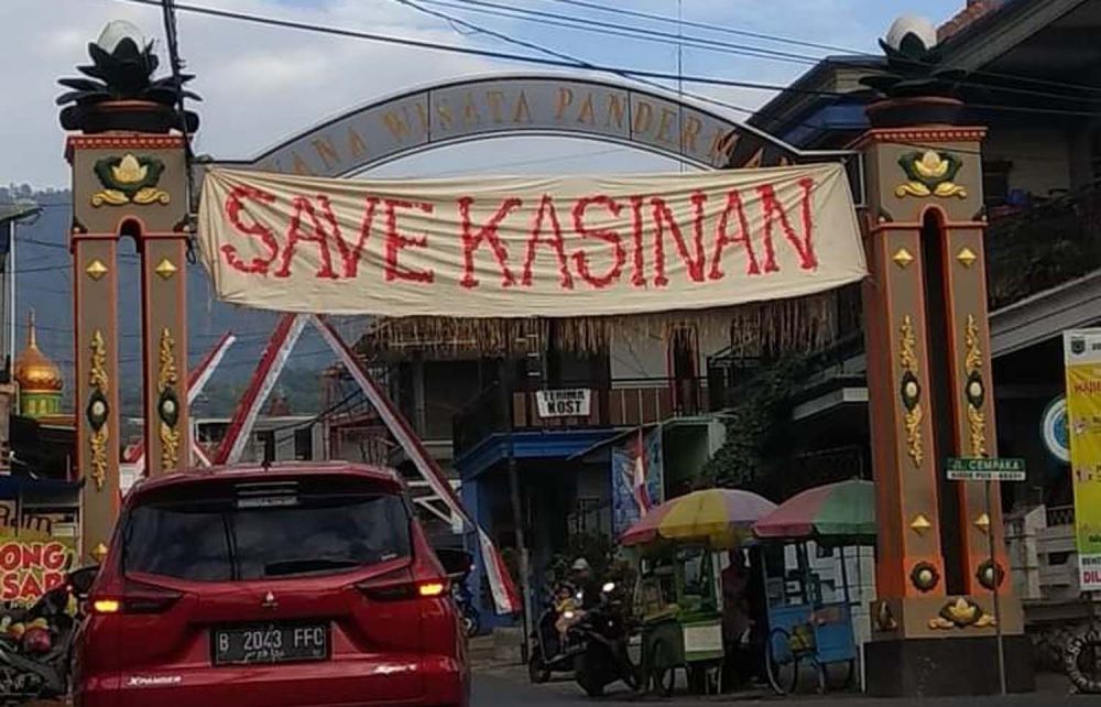Spanduk penolakan warga dan pengelola air yang terpasang di gapura Desa Pesanggrahan, Kecamatan Batu, Kota Batu