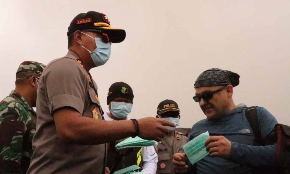 Kapolres Probolinggo, AKBP Eddwi Kurniyanto saat membagikan masker gratis untuk wisatawan Gunung Bromo