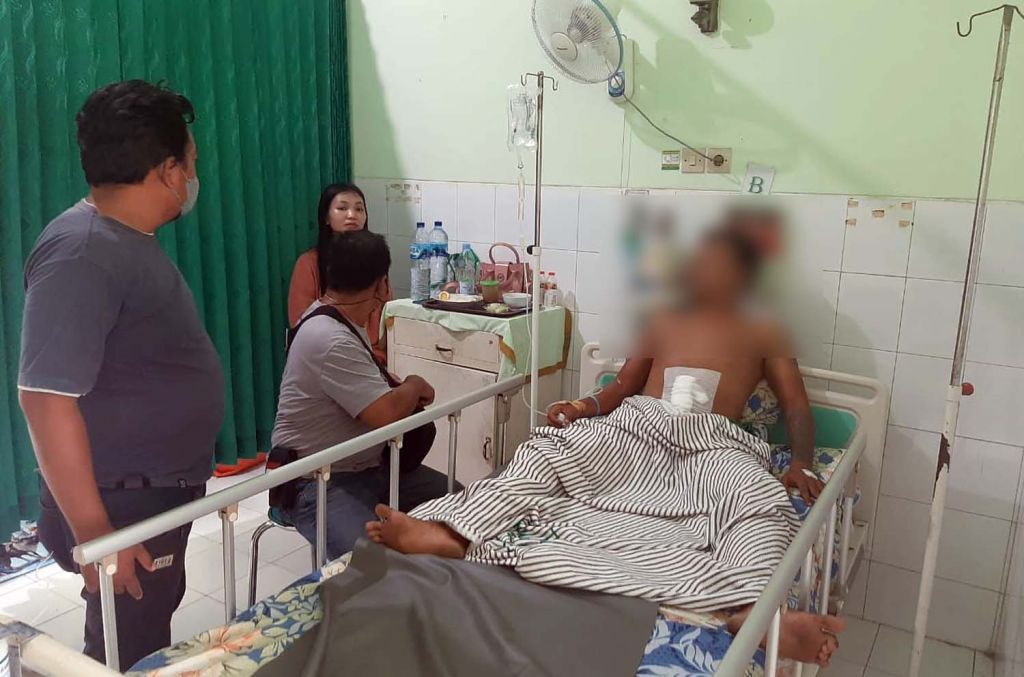 Polisi cepek di Jombang yang jadi korban penusukan dirawat di rumah sakit (Foto: Istimewa)