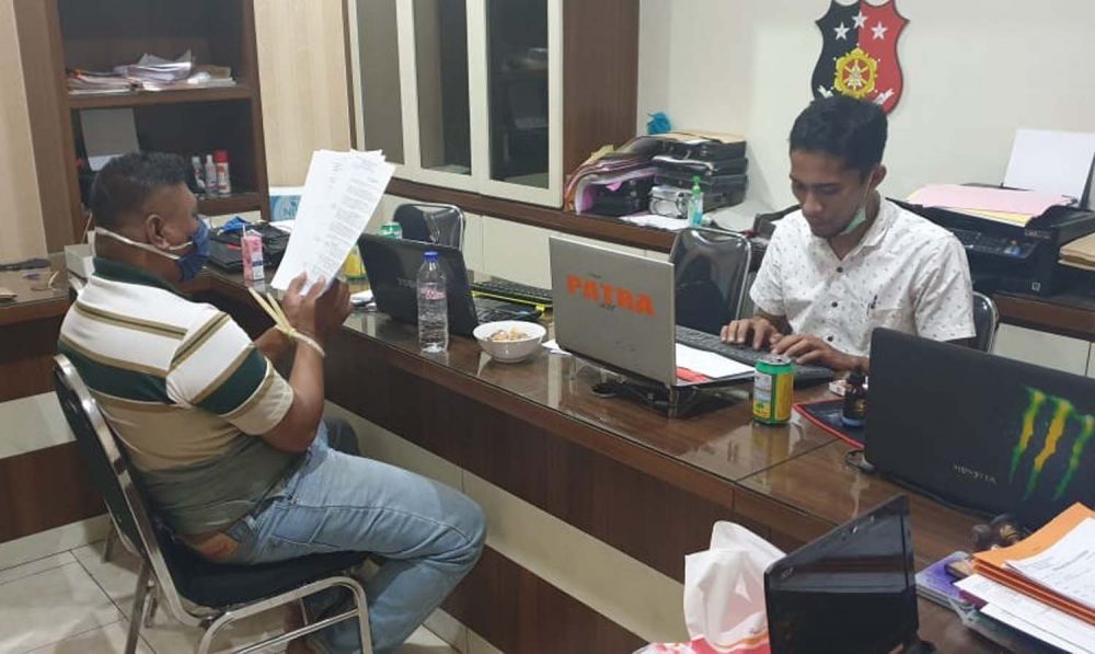 Polisi gadungan (kiri) diperiksa Penyidik Satreskrim Polres Pasuruan