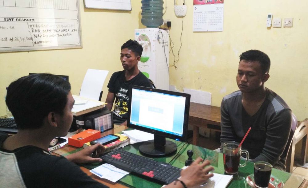 Ainun Najib (kanan), polisi gadungan 'peneror'para ABG di Kota Pasuruan diperiksa di Mapolres Pasuruan Kota