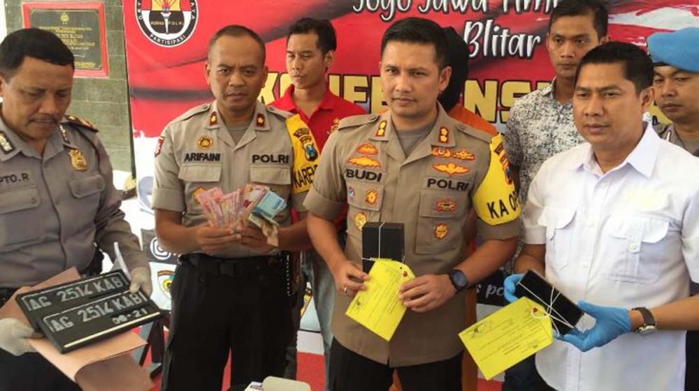 Rampas HP dan Aniaya Pelajar di Blitar, Polisi Gadungan Dibekuk