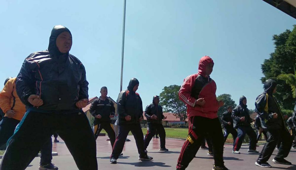 Para polisi gendut membakar lemak di bawah sinar matahari siang hari di SPN Mojokerto