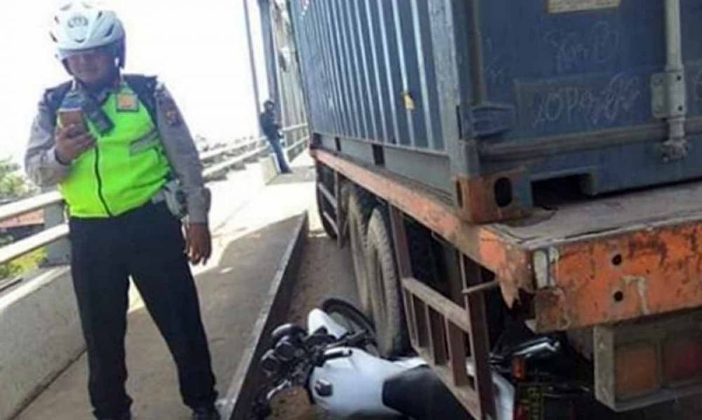 Aksi Heroik Ipda Tatang: Ganjal Laju Truk Rem Blong dengan Motor Dinas