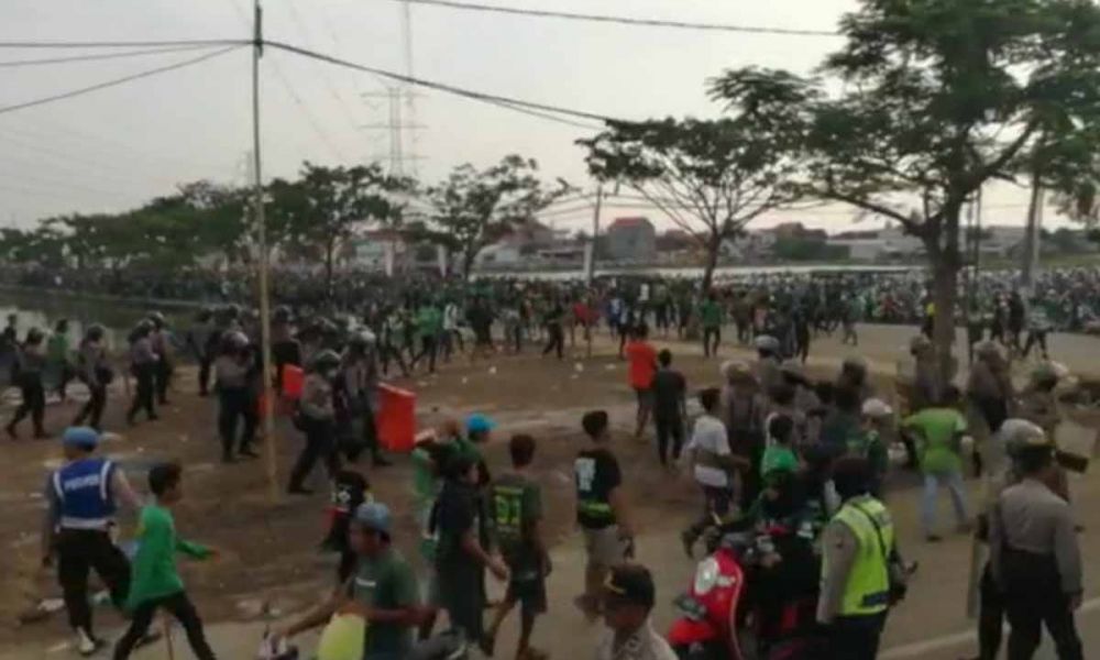 Sejumlah polisi berusaha menghalau bonek tak bertiket di GBT Surabaya, Selasa (9/4/2019)