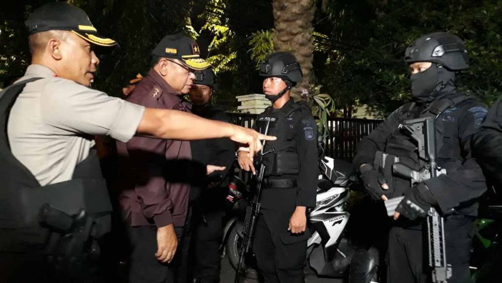 Kapolda Jatim Irjen Pol Luki Hermawan dan Kapolrestabes Surabaya Kombes Pol Rudi Setiawan mengecek senjata anggotanya