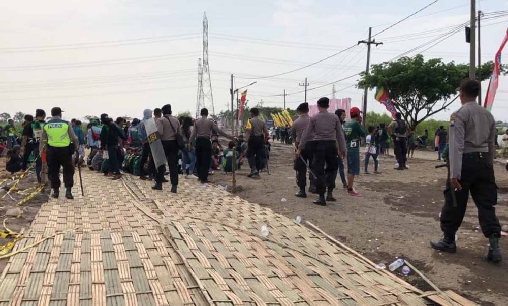 Liput Pengusiran Bonek Tak Bertiket, Jurnalis ini Dipaksa Hapus Video