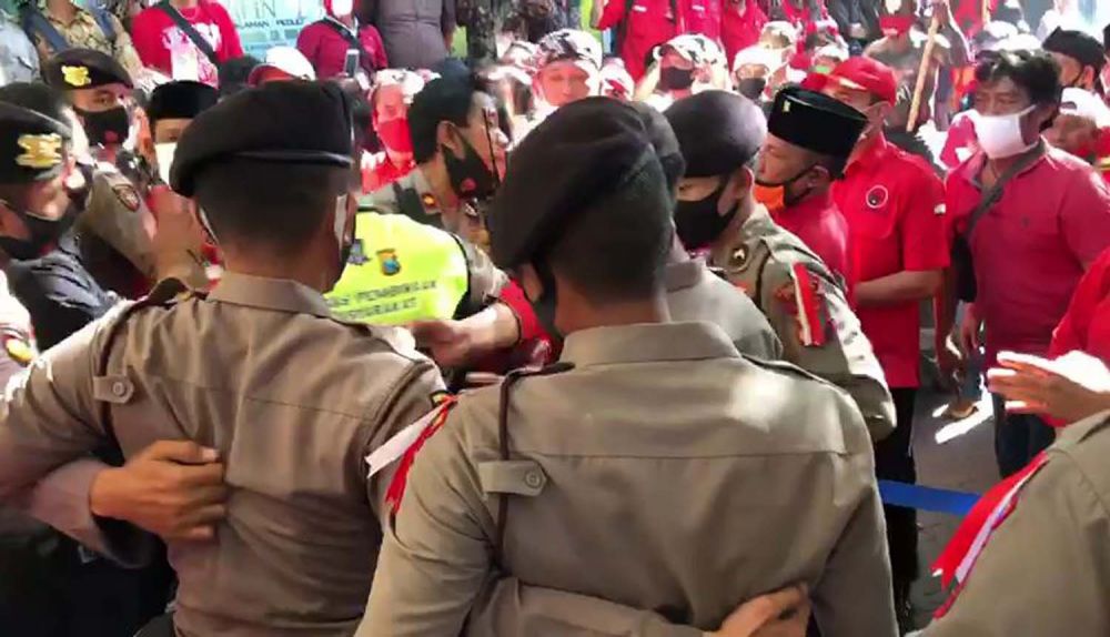 Polisi menghalau massa pendukung jago PDIP yang memaksa masuk Kantor KPU Surabaya (Foto: jatimnow.com)