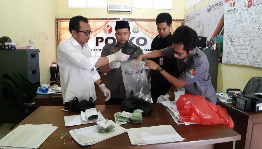 Bawaslu Ponorogo menunjukkan uang yang diduga untuk politik uang caleg
