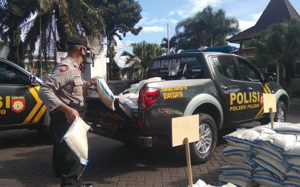 2000 Paket Sembako Polisi untuk Warga Kota Batu Terdampak Covid-19