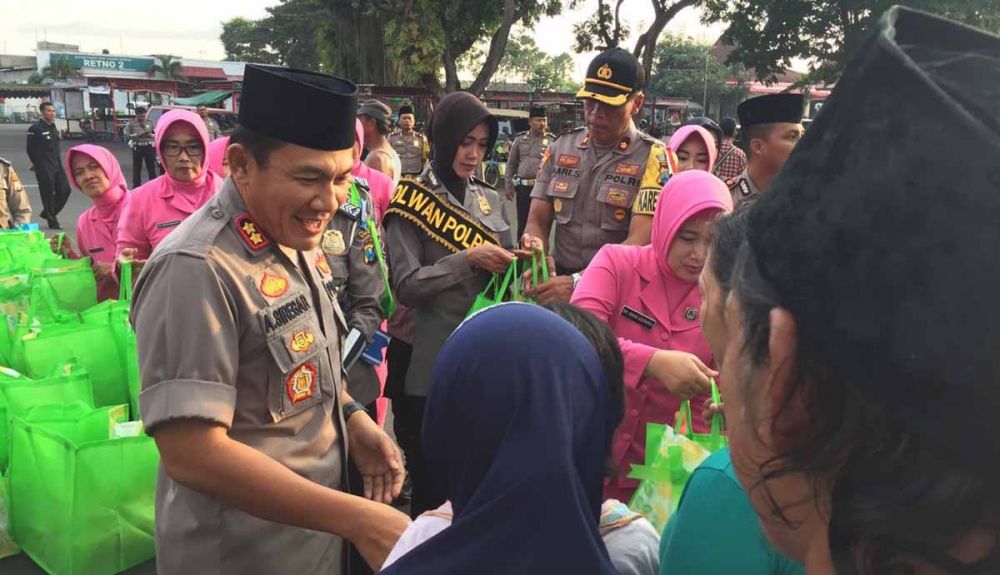 Bagi-bagi takjil di hari pertama puasa oleh Polres Blitar Kota