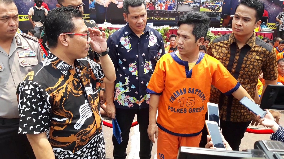 Direskrimum Polda Jatim Kombes Pol Agung Yudha Wibowo saat berbincang dengan Pelaku Pembobol ATM Heriyansah saat rilis ungkap hasil Ops Sikat Semeru