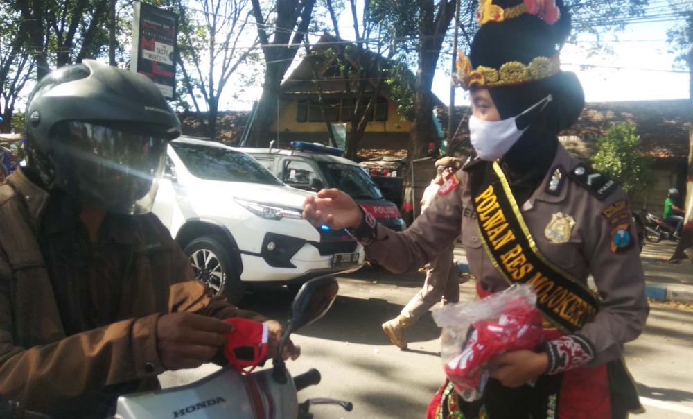 Srikandi Polres Mojokerto membagikan masker merah putih
