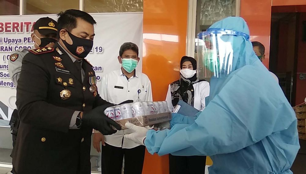 Kapolres Mojokerto AKBP Dony Alexander memberikan bantuan kepada tenaga medis Covid-19 di RSUD Prof dr Soekandar