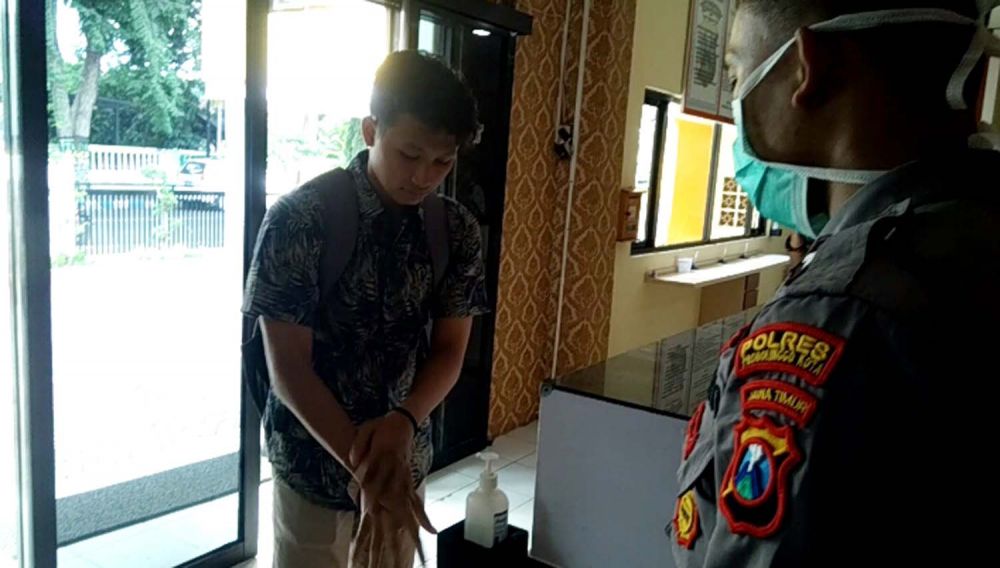 Seluruh Pengunjung di Mapolres Probolinggo Kota Diwajibkan Cuci Tangan