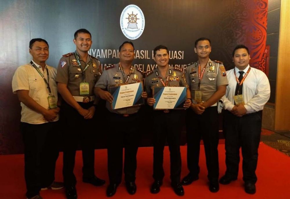 Kapolres Tulungagung AKBP Eva Guna Pandia (tiga dari kiri) menerima penghargaan dari KemenPAN-RB di Jakarta