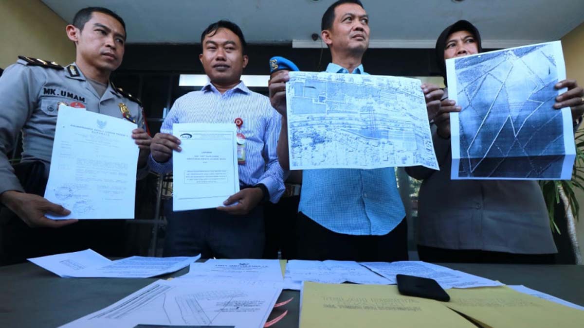 Polisi menunjukkan denah obyek tanah yang rugikan negara Rp 8 miliar. 

