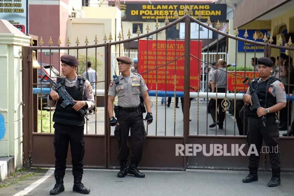 Polisi berjaga di depan Mapolrestabes Medan pascaledakan bom bunuh diri (Foto: Antara/Irsan Mulyadi)
