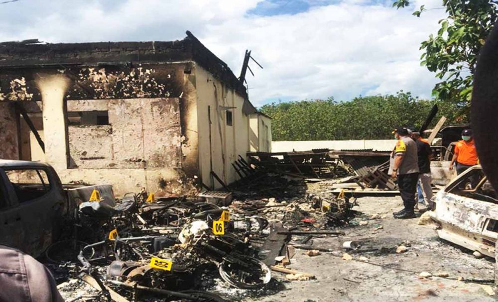 Mapolsek Tambelangan, Sampang, Madura habis dibakar massa (foto: Antara)