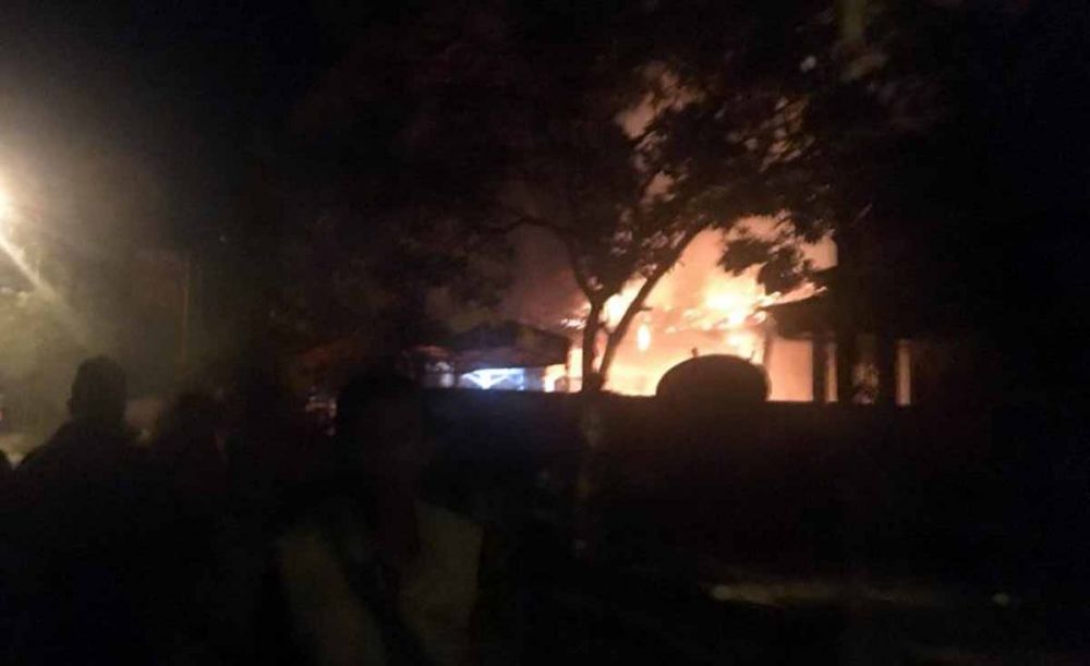 Polsek Tambelangan, Sampang, Madura dibakar massa (foto: Istimewa)