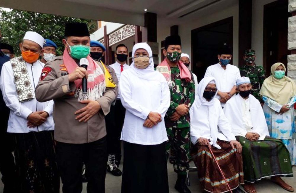 Gubernur Khofifah, Kapolda Jatim dan Pangdam V Brawijaya saat mengunjungi Ponpes Lirboyo yang menjadi Pesantren Tangguh (Foto: Istimewa)