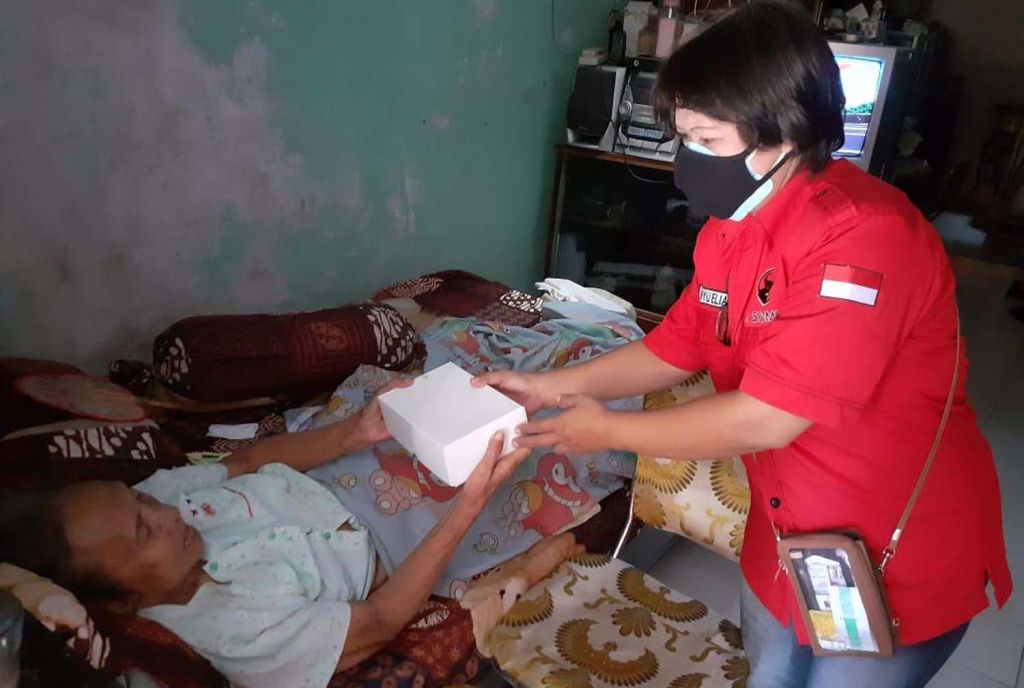 Posko Gotong Royong PDIP Surabaya bantu permakanan warga sakit dan lansia