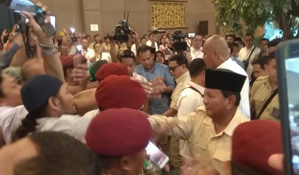 Capres Prabowo saat menyalami para pendukungnya di Dyandra Convention Center, Jalan Basuki Rahmat, Surabaya