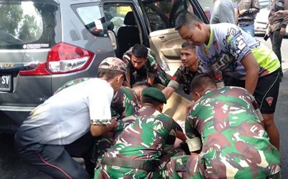 Para prajurit Yonarmed 1/Roket Malang saat menolong korban kecelakaan