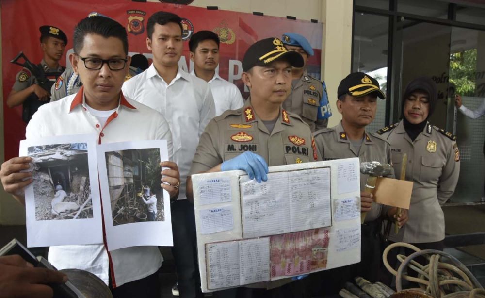 Kapolres Bogor AKBP Muhammad Joni menunjukkan barang bukti penampangan emas ilegal atau gurandil
