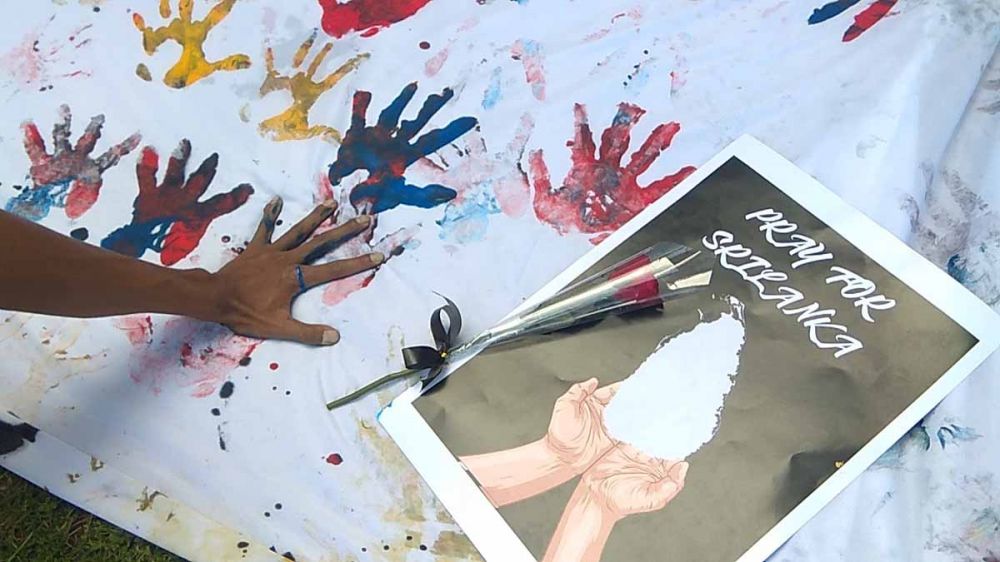 Cap tangan warna warni dalam aksi solidaritas Mahasiswa UM Surabaya untuk tragedi bom Sri Lanka