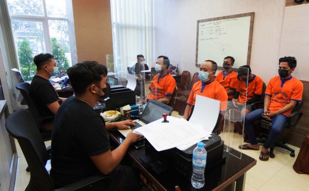 Lima preman diperiksa oleh penyidik Satreskrim Polres Gresik