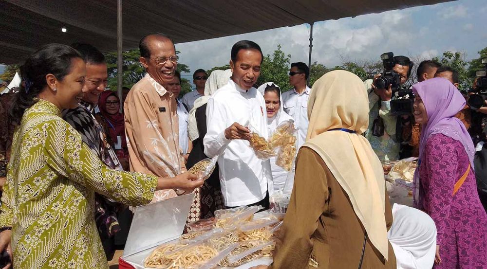 Presiden Jokowi dan Ibu Iriana saat memborong jajanan di Magetan untuk cucunya Jan Ethes