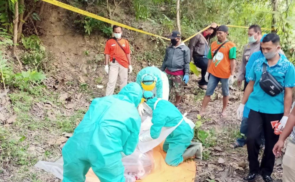 Evakuasi pria tewas gantung diri di Ngawi