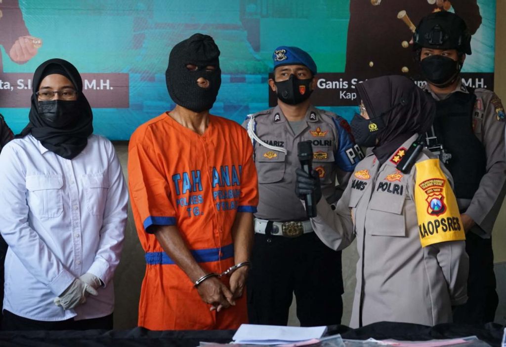 Pria yang cabuli dua anak sesama jenis diamankan di Mapolres Pelabuhan Tanjung Perak, Surabaya