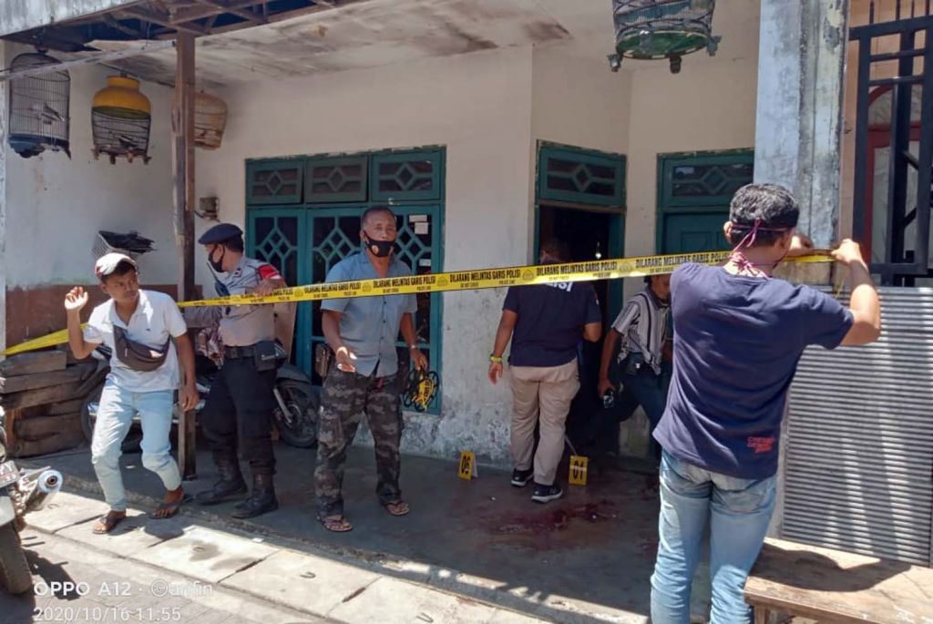 Polisi melakukan identifikasi di TKP