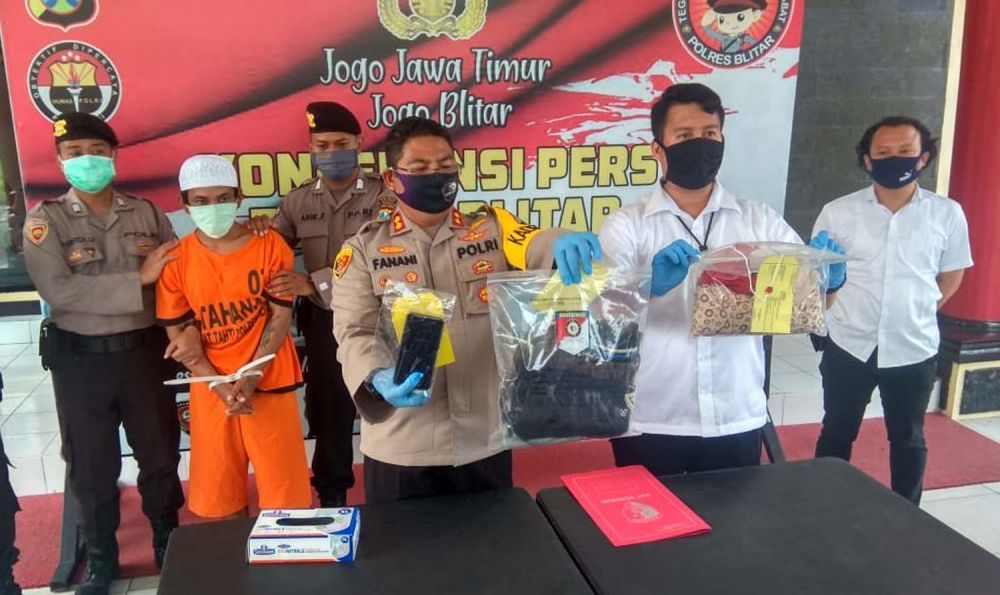 Kapolres Blitar AKBP Ahmad Fanani Eko Prasetya menunjukkan tersangka dan barang bukti