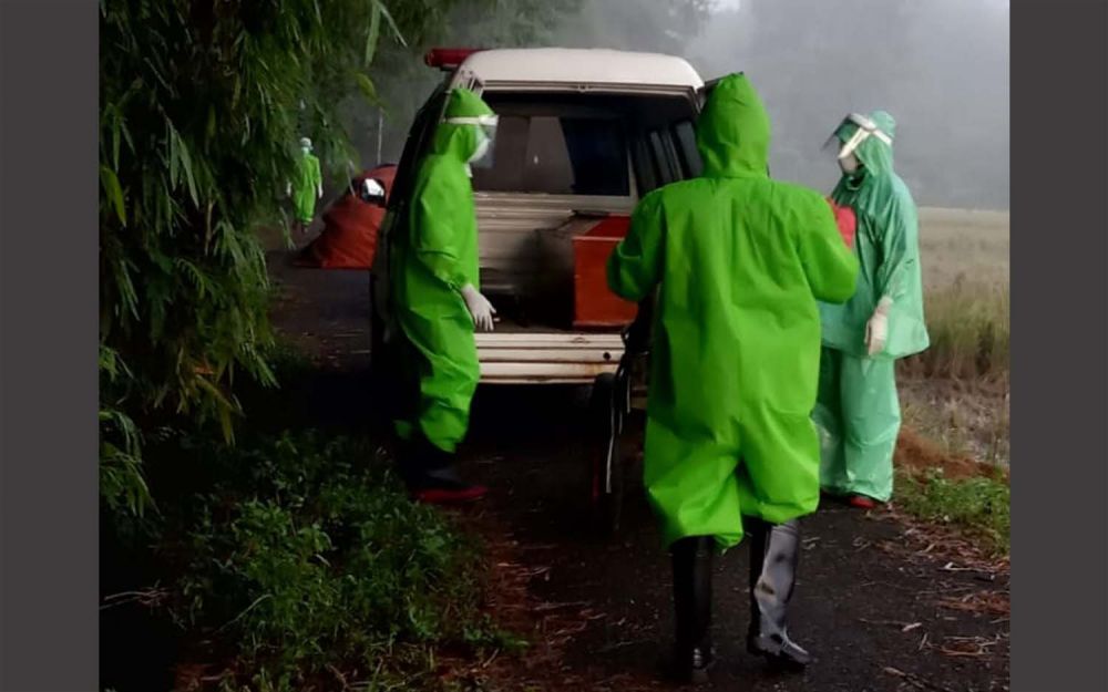 Proses pemakaman jenazah seorang pasien pria yang meninggal di Mojokerto