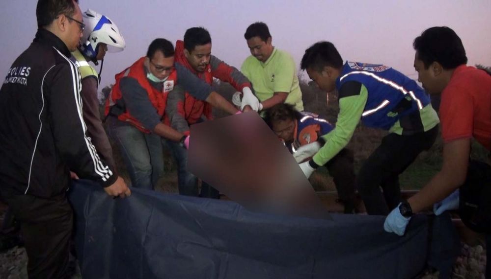 Petugas mengevakuasi jasad pria misterius yang tertabrak kereta api di Kota Mojokerto