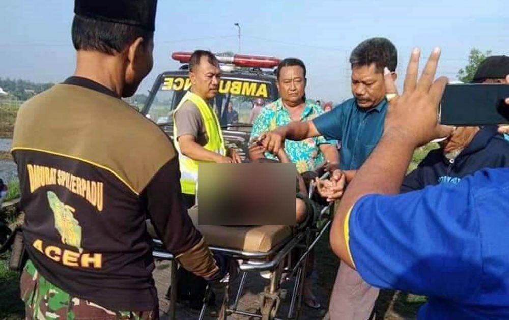 Petugas mengevakuasi pria yang ditemukan dengan wajah penuh luka di Sidoarjo