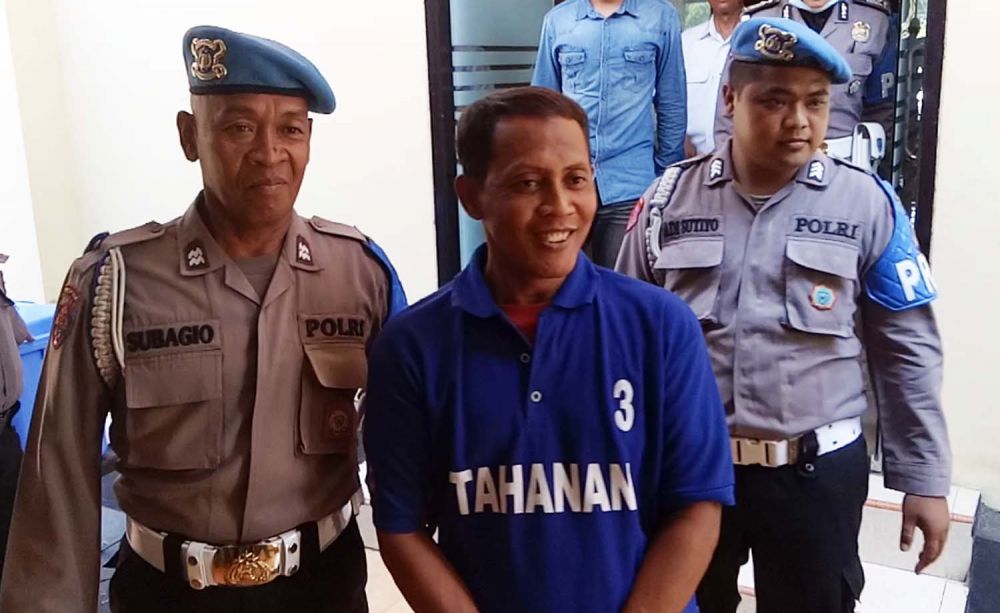 Mustofa alias Musdalifa saat digiring di Mapolres Pasuruan
