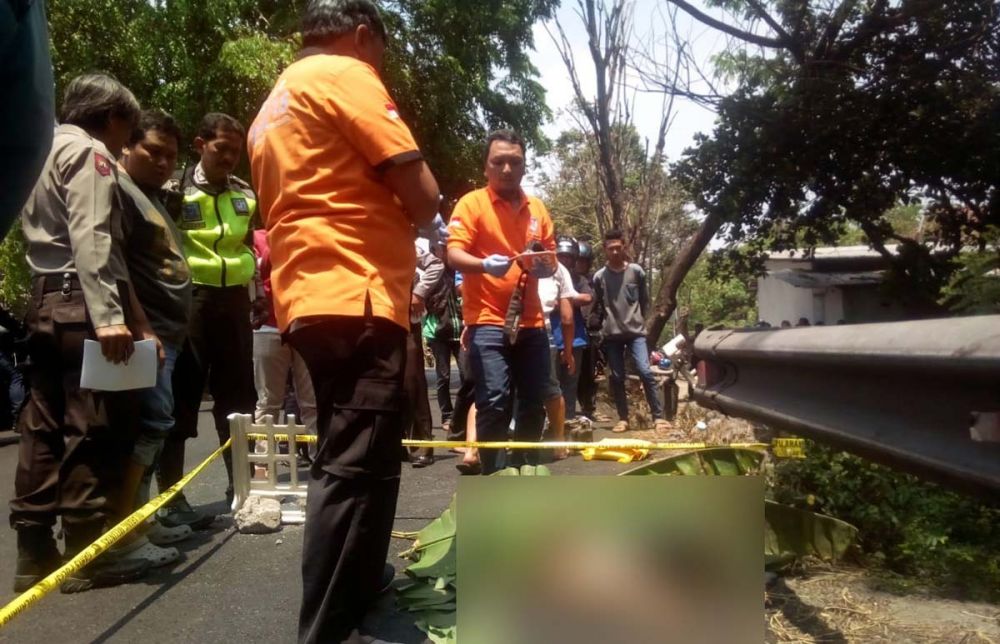 Tim Inafis Polres Jombang melakukan identifikasi dan olah TKP di lokasi kejadian