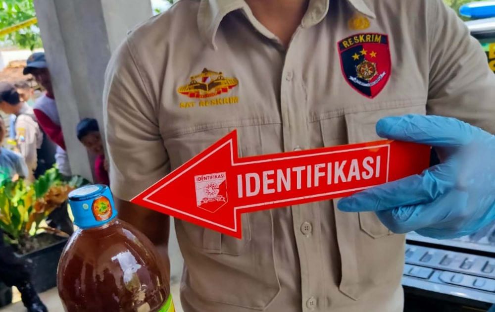 Tim Inafis Polres Ponorogo menunjukkan jamu yang ditemukan di rumah korban