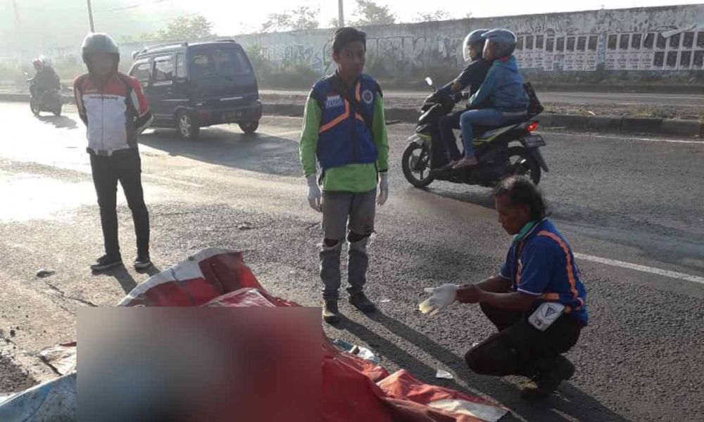 Petugas mengevakuasi jasad korban