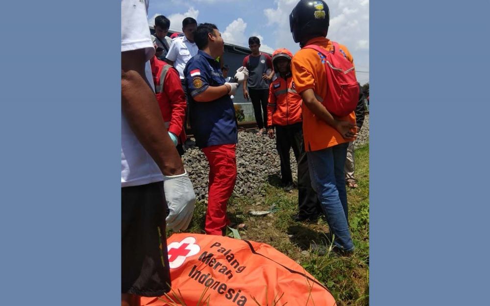 Proses evakuasi jenazah pria yang tewas tertabrak kereta api di Kota Malang