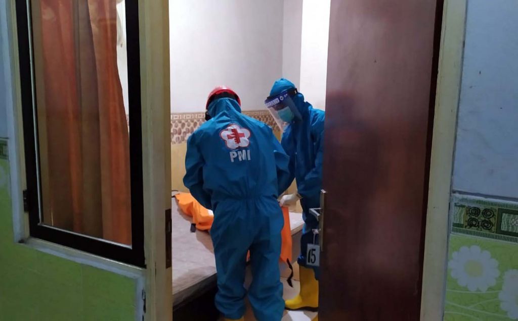 Petugas mengevakuasi jasad pria dari kamar hotel