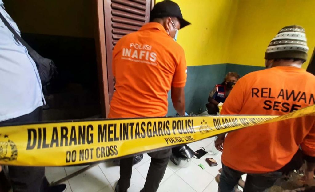 Tim Inafis Polres Mojokerto melakukan identifikasi di TKP