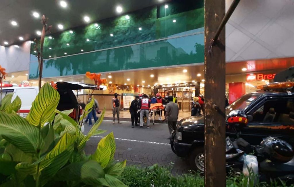 Proses evakuasi jenazah korban tewas di TP 1 Surabaya (Foto: Ni'am Kurniawan/jatimnow.com)